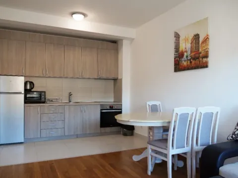 Izdavanje, jednosoban stan, 50m², Bečići, Budva