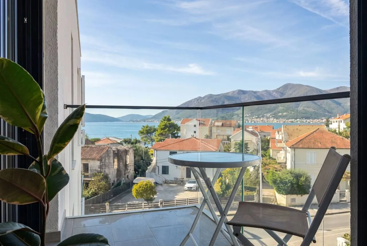 Namješten balkon sa pogledom na more i planine.