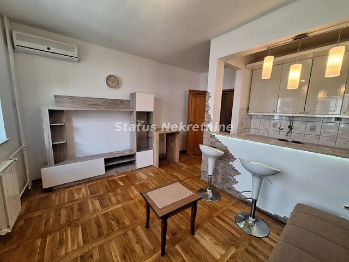 Izdavanje, garsonjera, 26m², Bulevar Oslobodjenja, Novi Sad Sve Podlokacije