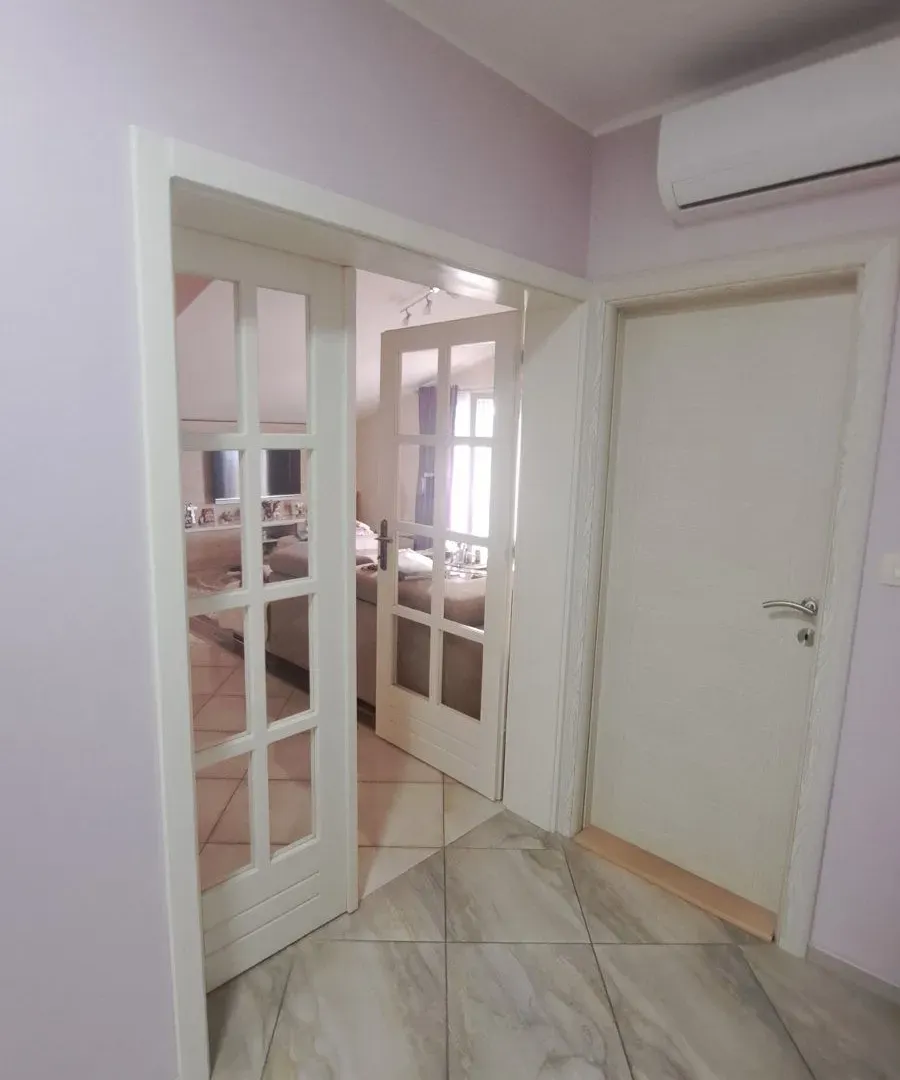 Izdavanje, trosoban stan, 106m², Tivat, Crna Gora