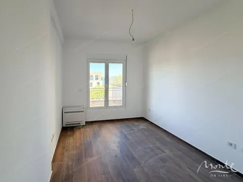 Prazna soba sa drvenim podom, bijelim zidovima i balkonskim vratima. - image 4