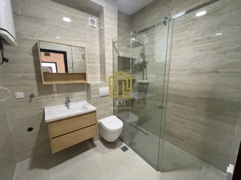Moderno opremljeno kupatilo sa tuš kabinom. - image 6
