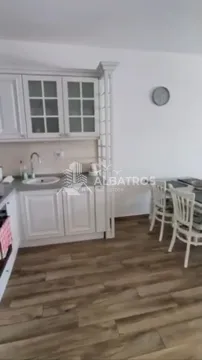 Manja bijela kuhinja sa sudoperom i trpezarijskim stolom u nastavku. - image 4