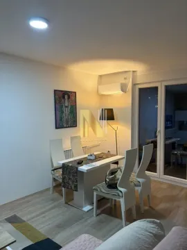 Dnevni boravak sa trpezarijskim stolom i stolicama. - image 4