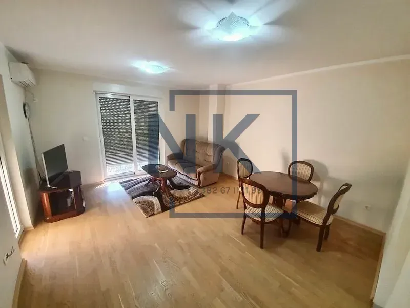 Dnevni boravak sa trpezarijom i izlazom na terasu.
