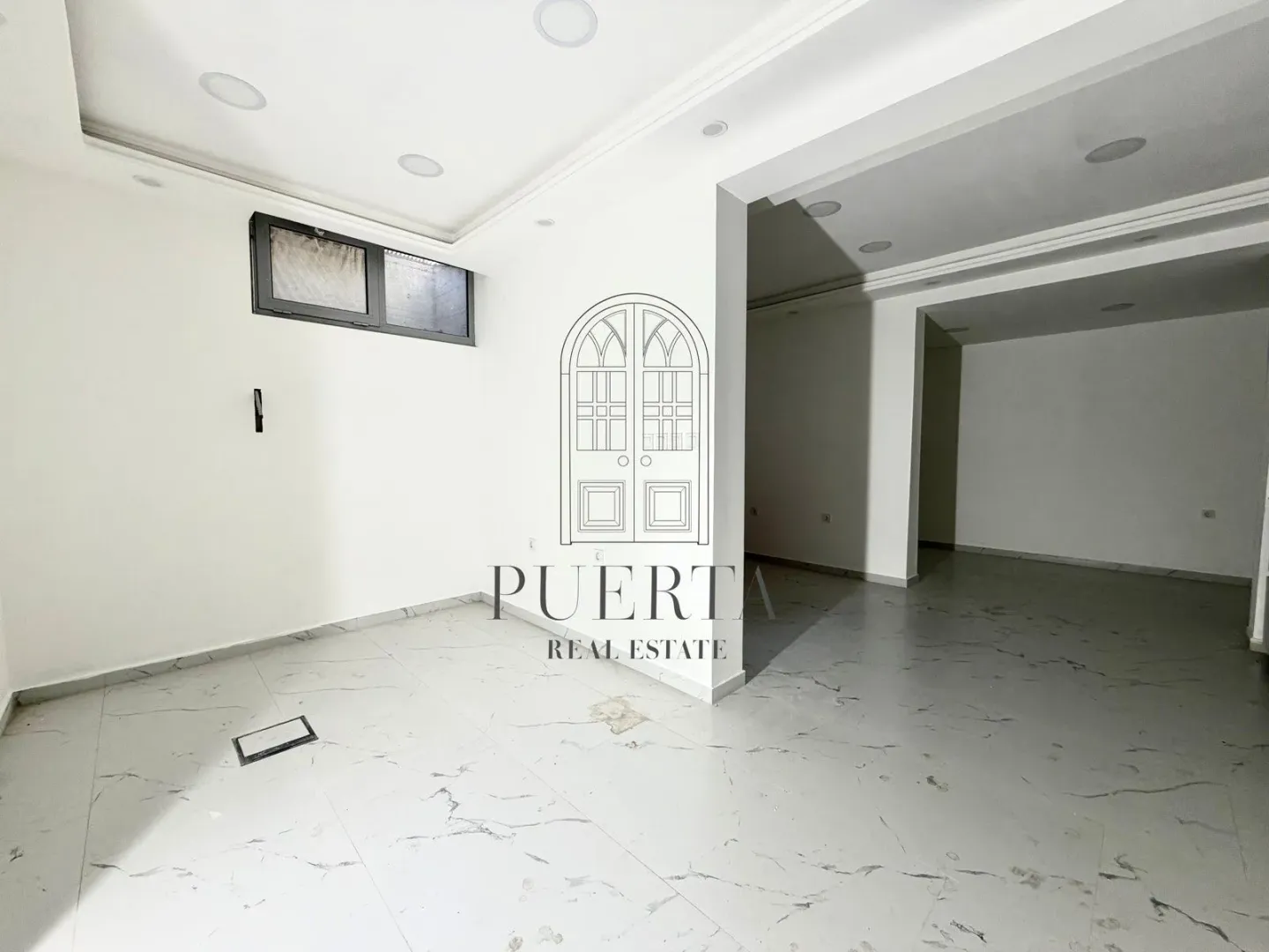 Empty bright room with marble floor tiles and an agency watermark.