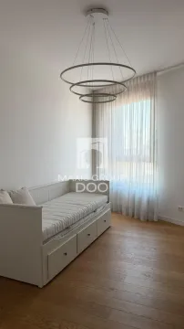Manja spavaća soba sa krevetom i modernim lusterom. - image 8