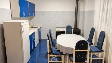 Kuhinja sa trpezarijom i plavim elementima. - image 3
