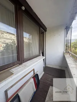 Nangradska terasa sa drvenim podom i prozorima koji gledaju na zgradu. - image 11