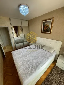 Namještena spavaća soba sa velikim bračnim krevetom i ugradnim plakarom sa ogledalom. - image 11