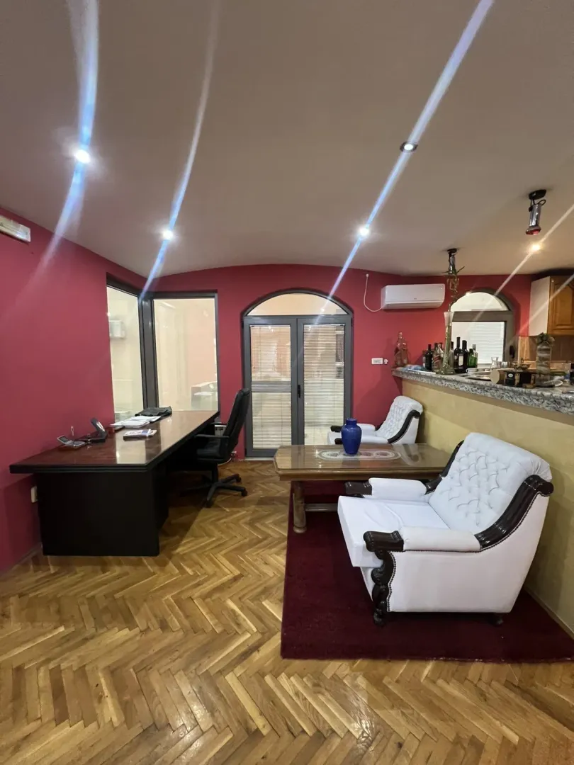 Izdavanje, četvorosoban stan, 240m², Stari Aerodrom, Podgorica