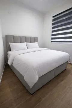 Uređena spavaća soba sa bračnim krevetom i prozorom. - image 3