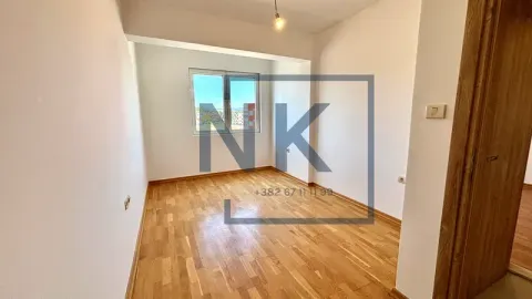 Prazna soba sa parketom i prozorom. - image 3