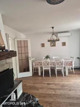 Dnevna soba sa trpezarijom, kaminom i drvenim podom. - image 11