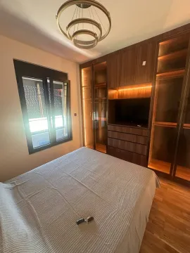 Spavaća soba sa bračnim krevetom i ugradnim plakarima. - image 11