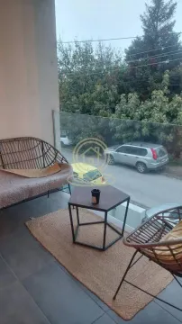 Namešten balkon sa garniturom za sedenje i pogledom na ulicu. - image 12