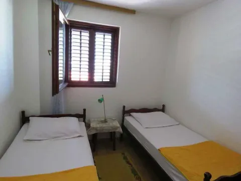 Jednostavna spavaća soba sa dva odvojena kreveta. - image 3