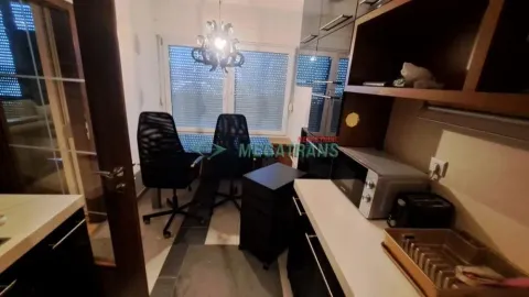 Kuhinja sa radnim elementima i trpezarijskim stolom sa stolicama pored prozora. - image 17