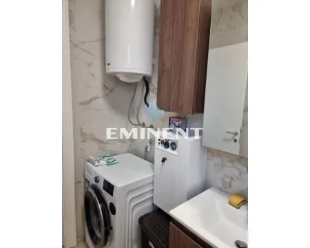 Manje kupatilo sa tuš kabinom, umivaonikom i veš mašinom. - image 11