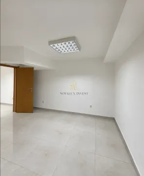 Prazna prostorija sa bijelim zidovima, keramičkim pločicama na podu i plafonskim osvjetljenjem. - image 12