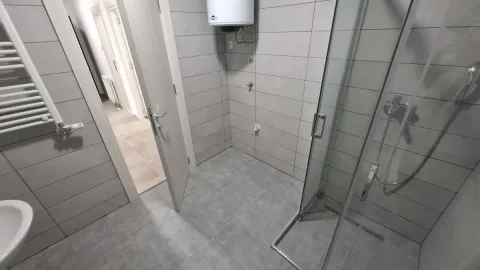 Moderno kupatilo sa tuš kabinom i pločicama u sivoj boji. - image 11