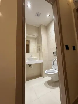 Pogled na moderno opremljeno kupatilo kroz otvorena vrata. - image 14