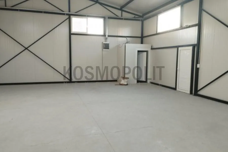 Izdavanje, poslovni prostor, 200m², Batajnica, Beograd