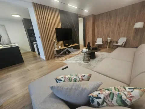 Moderan dnevni boravak sa garniturom, televizorom i drvenim zidnim panelima. - image 2