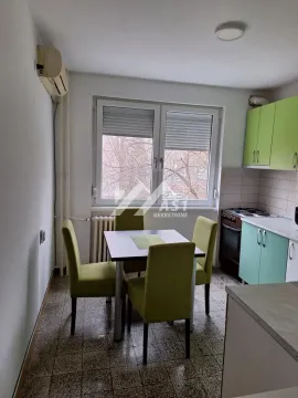 Manja kuhinja sa trpezarijskim stolom i zelenim stolicama pored prozora. - image 8