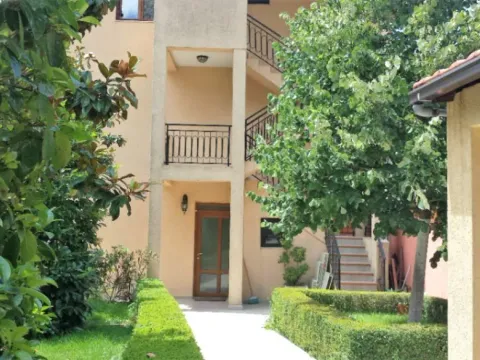 Izdavanje, dvosoban stan, 65m², Dobrota, Kotor - image 2