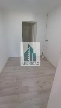 Prazna soba sa belim zidovima i svetlim laminatom. - image 12
