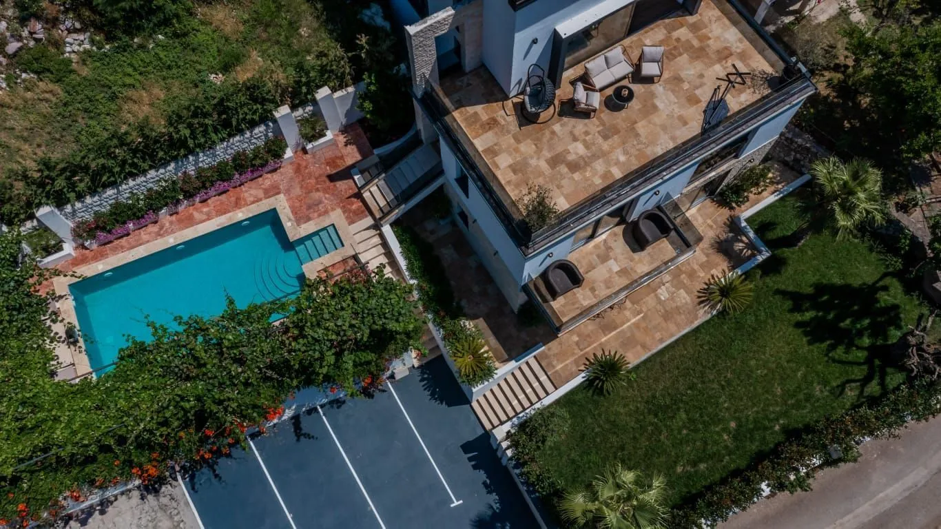 Izdavanje, kuća, 300m², Markovići, Budva
