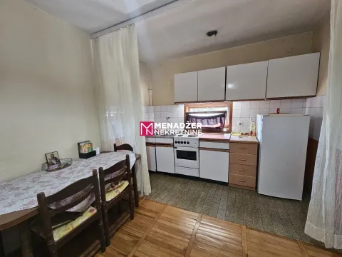 Kuhinja sa trpezarijskim stolom i osnovnim elementima. - image 3