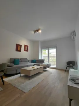 Svijetli dnevni boravak sa ugaonom garniturom, stočićem i izlazom na terasu. - image 2