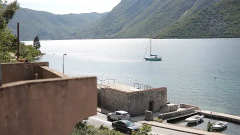 Pogled na zaliv i planine sa terase. - image 3