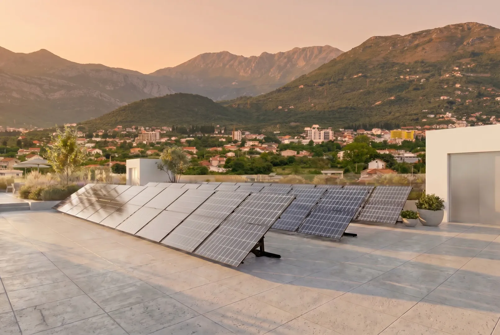 Krovna terasa sa solarnim panelima i pogledom na grad i planine.
