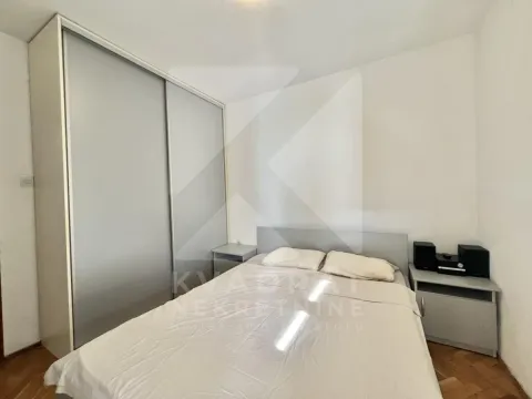 Furnished bedroom with a double bed and a built-in wardrobe. - image 6