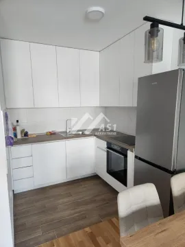 Moderna bela kuhinja sa ugradnim aparatima i frižiderom. - image 4
