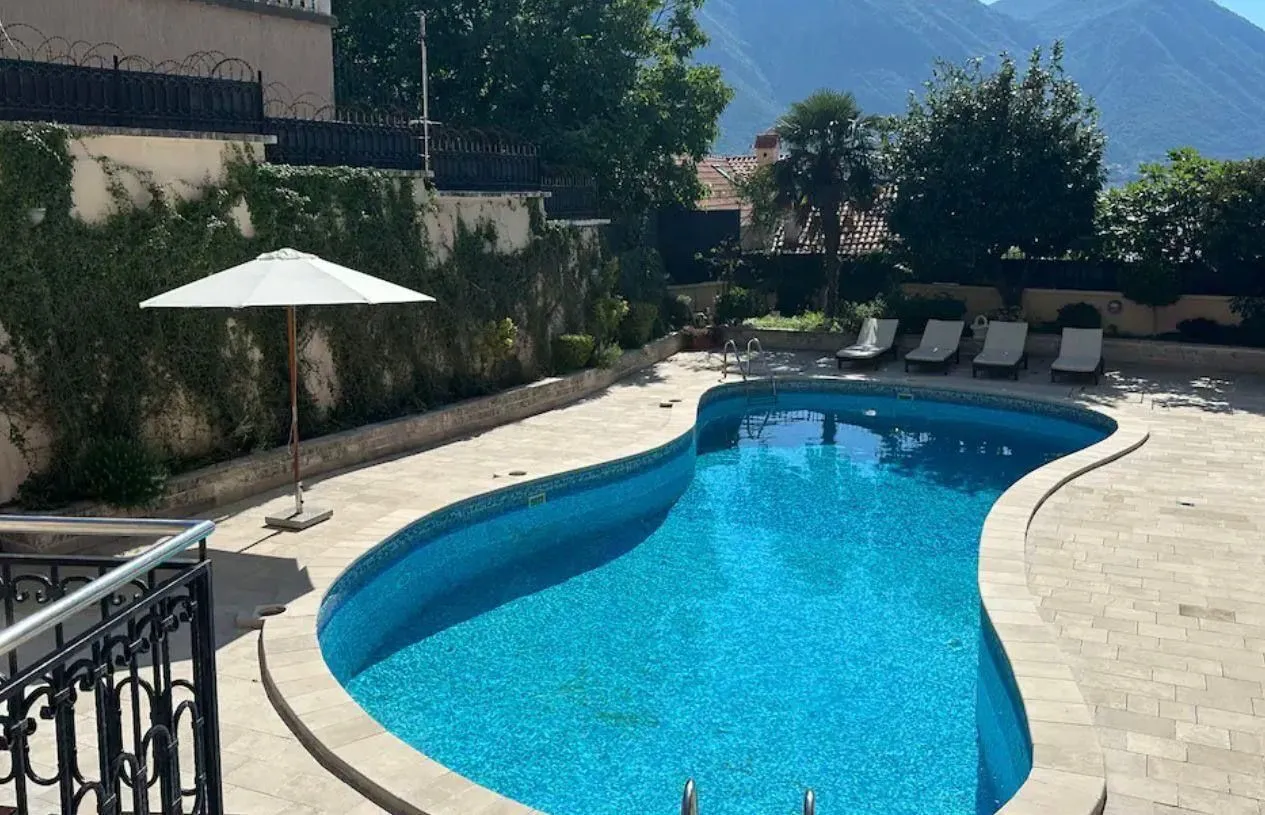 Rent, three bedroom apartment, 170m², Dobrota, Kotor