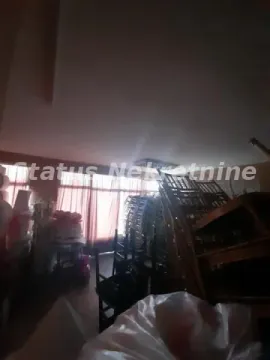 Unutrašnjost prostorije ispunjena nameštajem i stvarima tokom selidbe ili renoviranja. - image 6