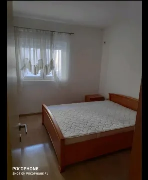 Jednostavna spavaća soba sa drvenim bračnim krevetom. - image 5