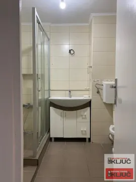 Pogled na kupatilo sa tuš kabinom, umivaonikom i WC šoljom. - image 14