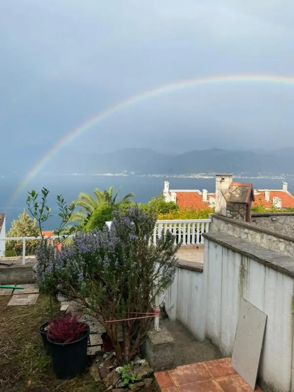 Pogled na more i dugu sa terase nekretnine.
