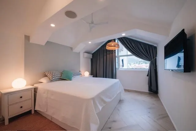 Prodaja, dvosoban stan, 93m², Centar, Tivat
