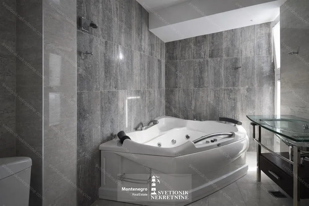 Prodaja, dvosoban stan, 110m², Centar, Herceg Novi