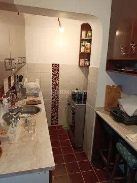 Manja kuhinja sa sudoperom, štednjakom i ugradnim elementima. - image 6