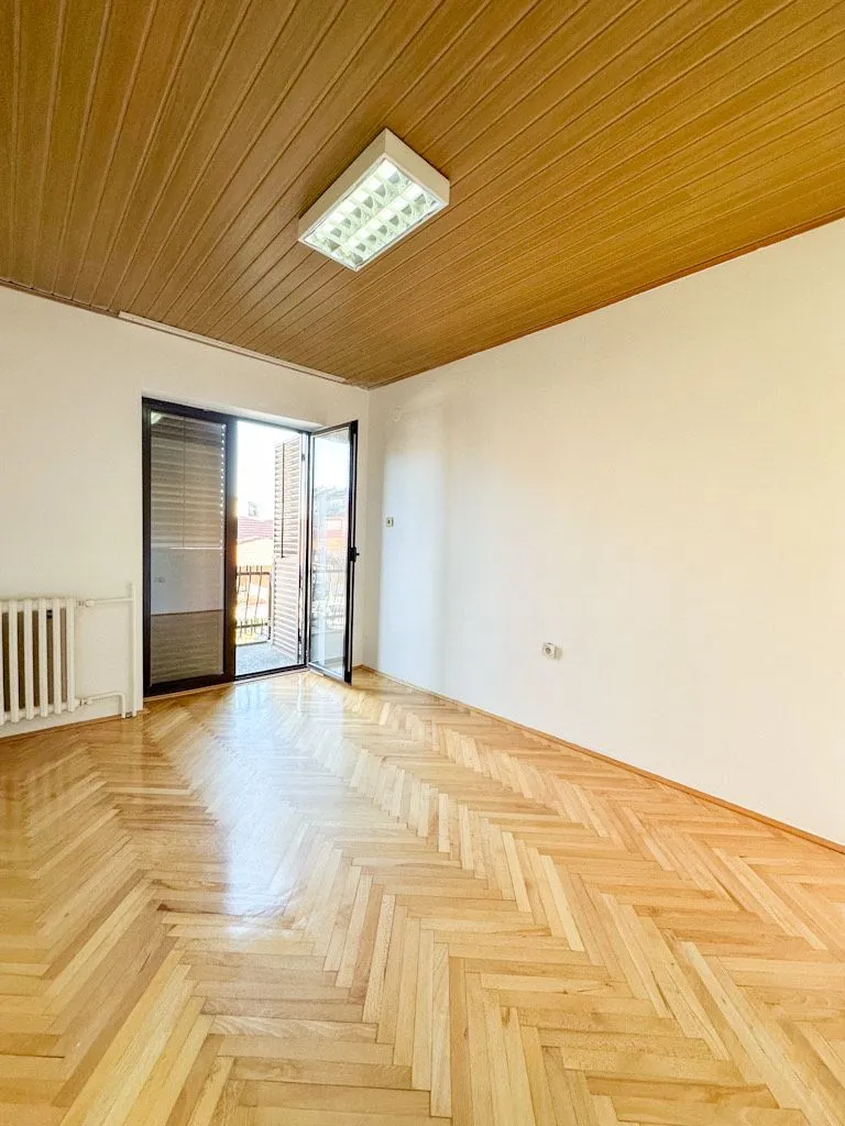 Izdavanje, kuća, 200m², Stari Aerodrom, Podgorica