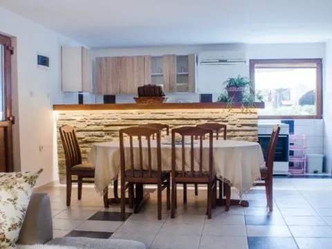 Izdavanje, dvosoban stan, 60m², Gomila, Herceg Novi - image 2