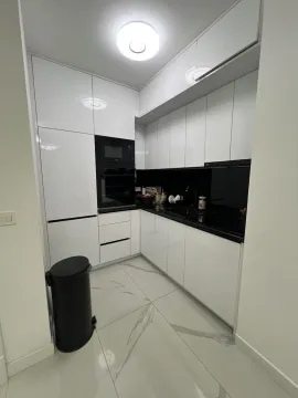 Moderna bijela kuhinja sa ugrađenom rernom i mikrotalasnom. - image 5