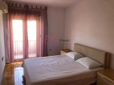 Spavaća soba sa bračnim krevetom, noćnim stočićima i balkonskim vratima. - image 22